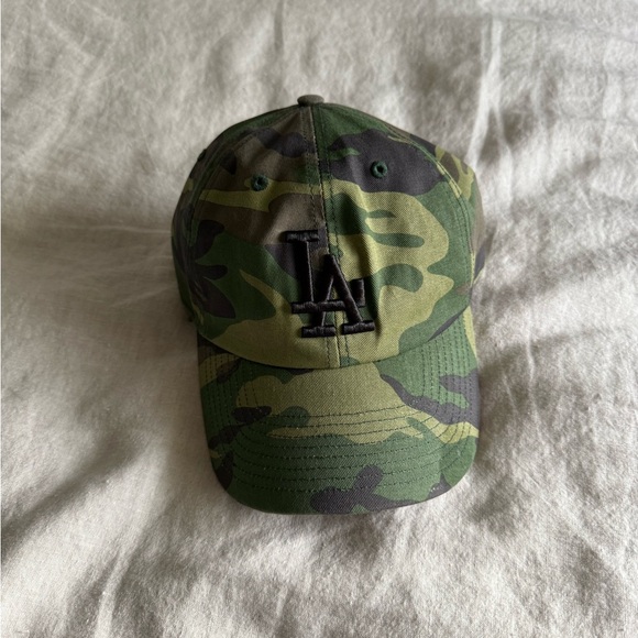 Los Angeles Dodgers Camo Fitted Baseball Cap 🖤💚 - Picture 1 of 4